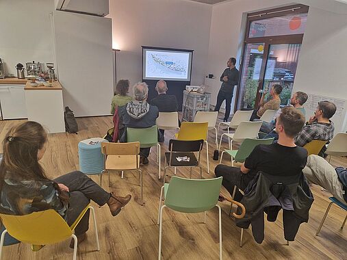 Vortrag von Maurice Riesche von der Überseeinsel GmbH mit Teilnehmenden (nicht nur aus Walle und der Überseestadt)