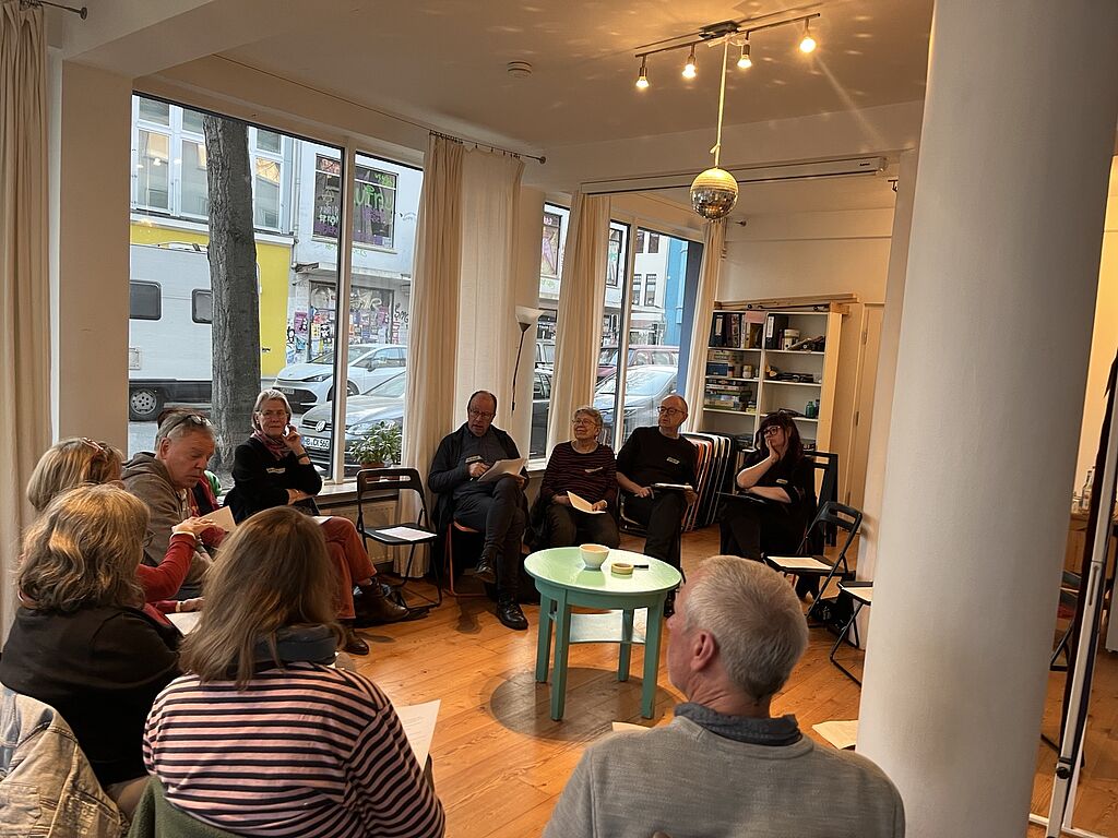 Ein Sitzkreis mit aktiven Fußgänger*innen