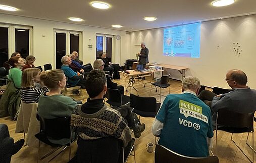 Roland Stimpel aus Berlin von Fuss e. V. zeigt aktuelle Statistiken und mahnt die Konflikte zwischen Verkehrsteilnehmenden an, besonders zwischen Fuß und Rad