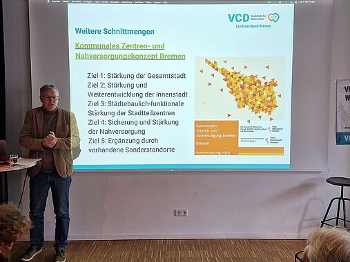 Olaf Orb vor der Folie "Kommunales Zentren- und Nahversorgungskonzept Bremen"