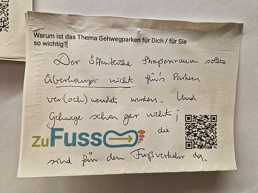 Beispielhafte Antwort auf die Frage "Warum sind freie Gehwege für dich / für Sie so wichtig?" Antwort: "Der öffentliche Straßenraum sollte überhaupt nicht für's Parken verschwendet werden. Gehwege sind für Fußgänger da".