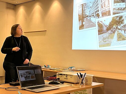 Sandra Reinert (SBMS) präsentiert den Weg Bremens rund um die Fußverkehrsstrategie: wo stehen wir, wer arbeitet zusammen, was ist geplant?
