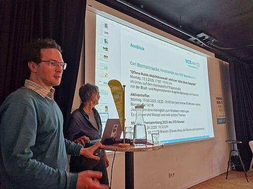 Carl Stermann-Lücke vom Vorstand und Moderatorin Anne-Mechels runden die Veranstaltung mit einem Ausblick ab