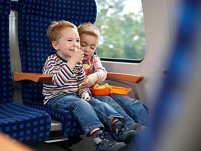 2 kleine Kinder im Zug
