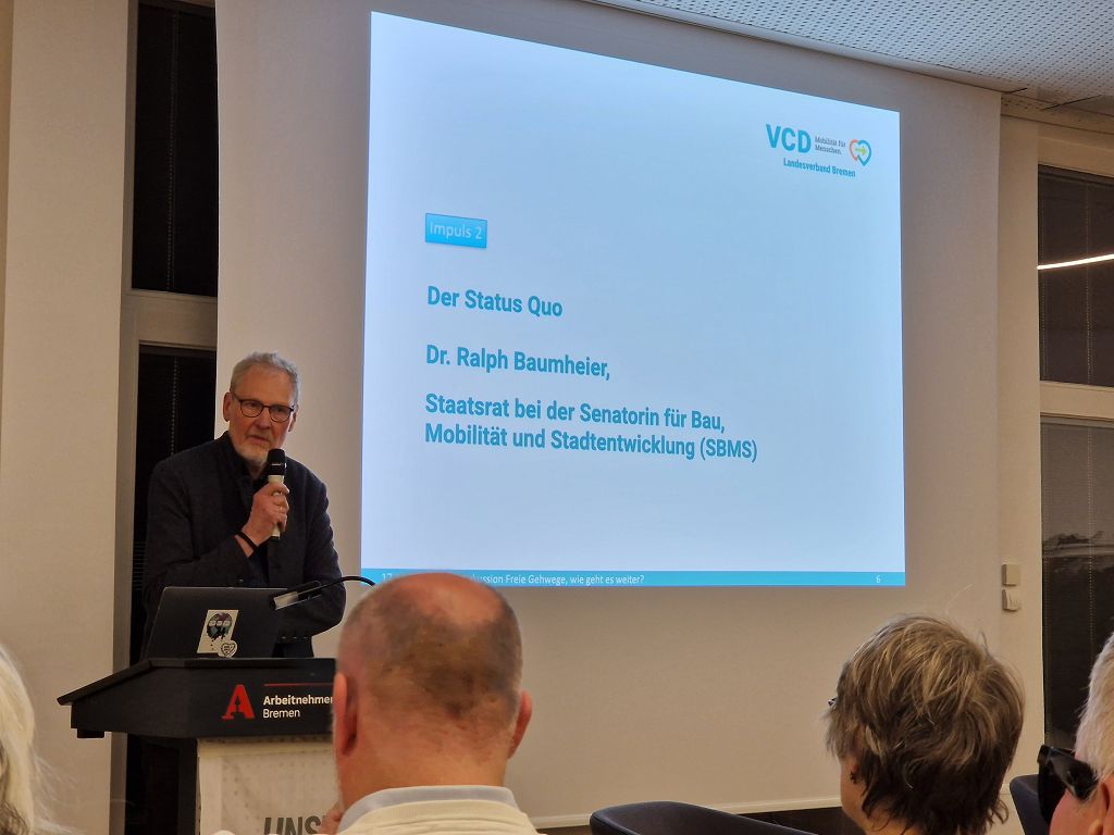 Staatsrat Dr. Baumheier von der Senatorin für Bau, Mobilität und Stadtentwicklung gibt den ersten Impuls zum Status Quo und stellt den 4-Punkte-Plan vor