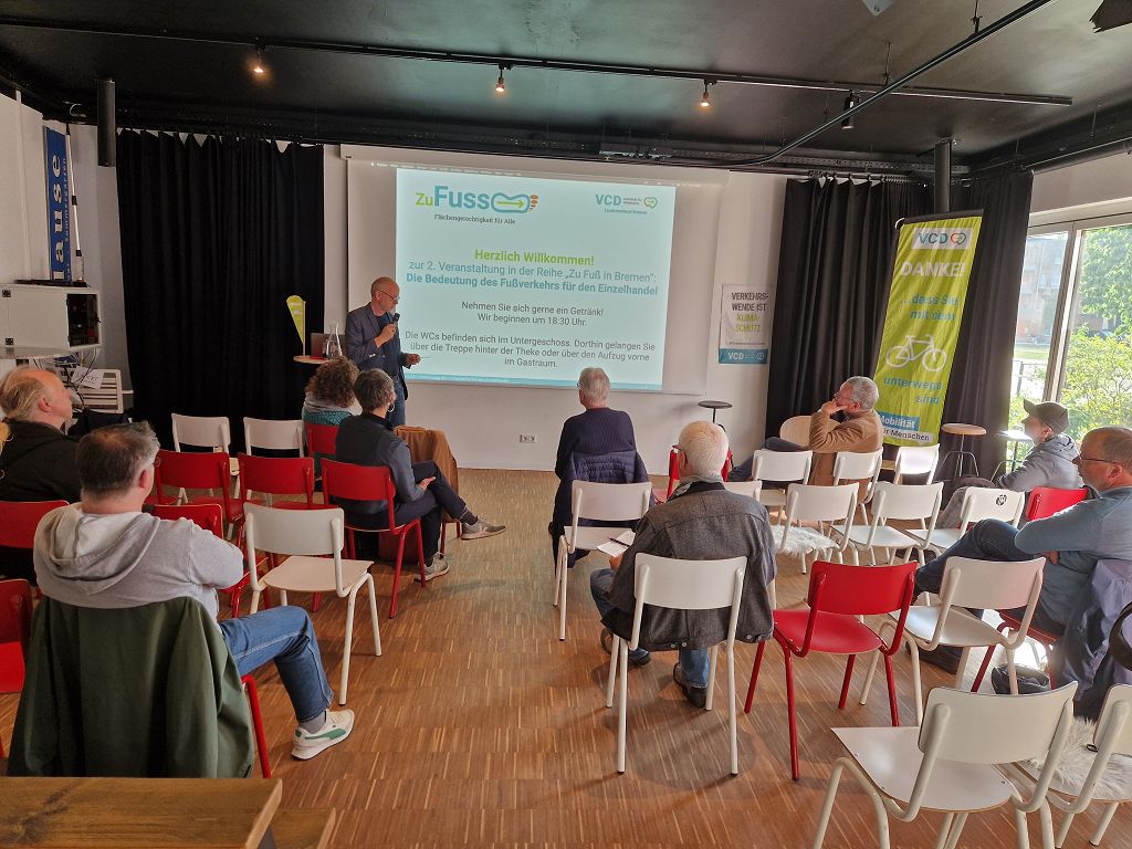 Blick von hinten auf die Zuschauerschaft im Tante Martin - die Hälfte der Sitze waren anfangs besetzt, später wurden es mehr